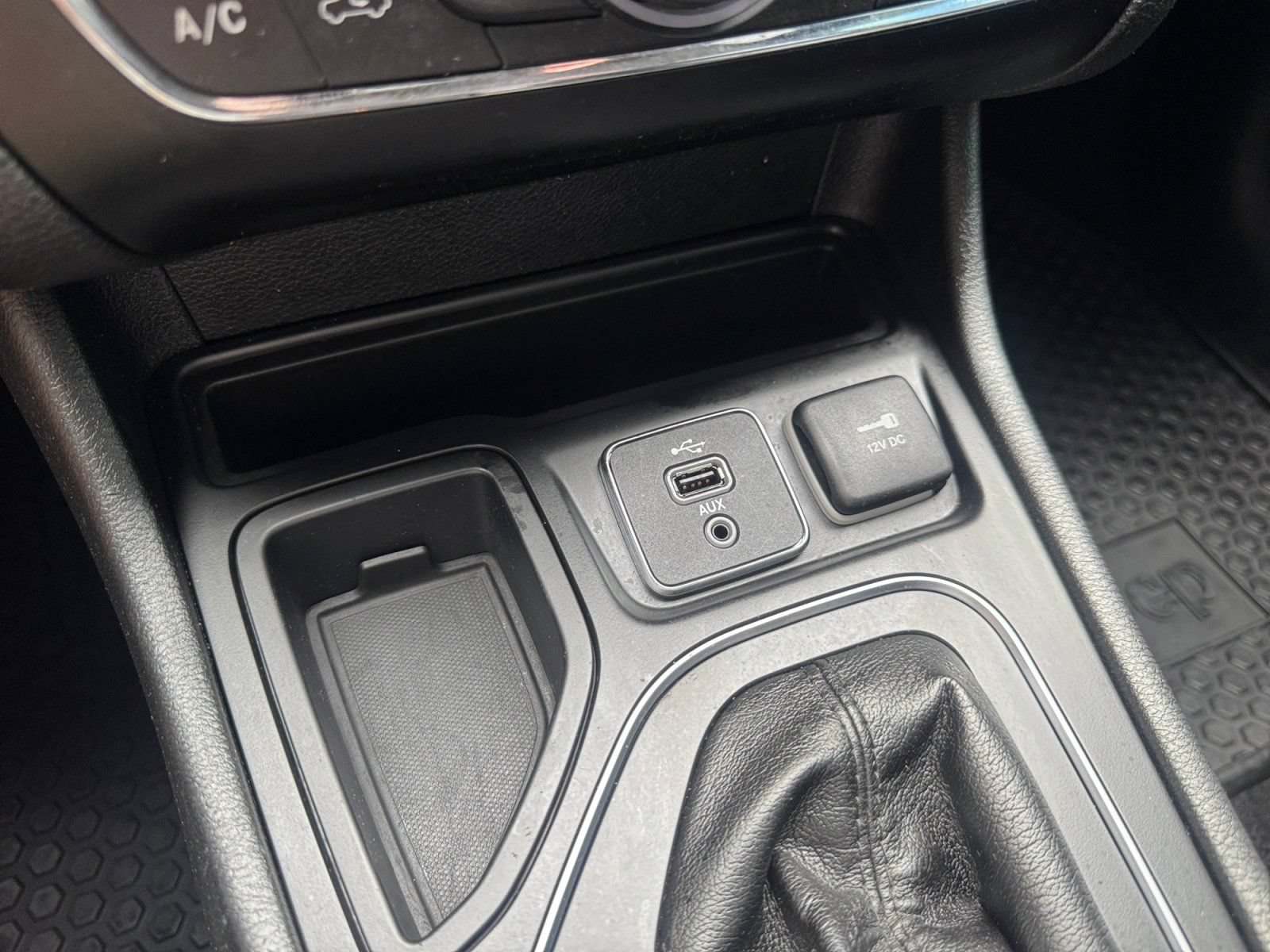 Used 2019 Jeep Cherokee Latitude Plus w/ Cold Weather Group FWD image 21
