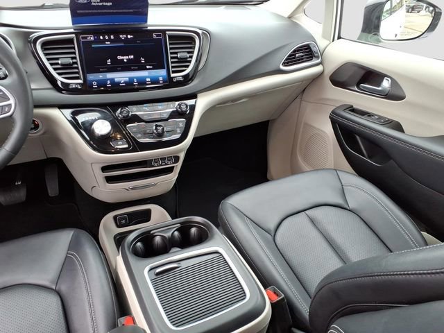 Used 2024 Chrysler Pacifica Touring-L image 9