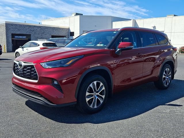 Used 2022 Toyota Highlander XLE AWD/4WD image 3