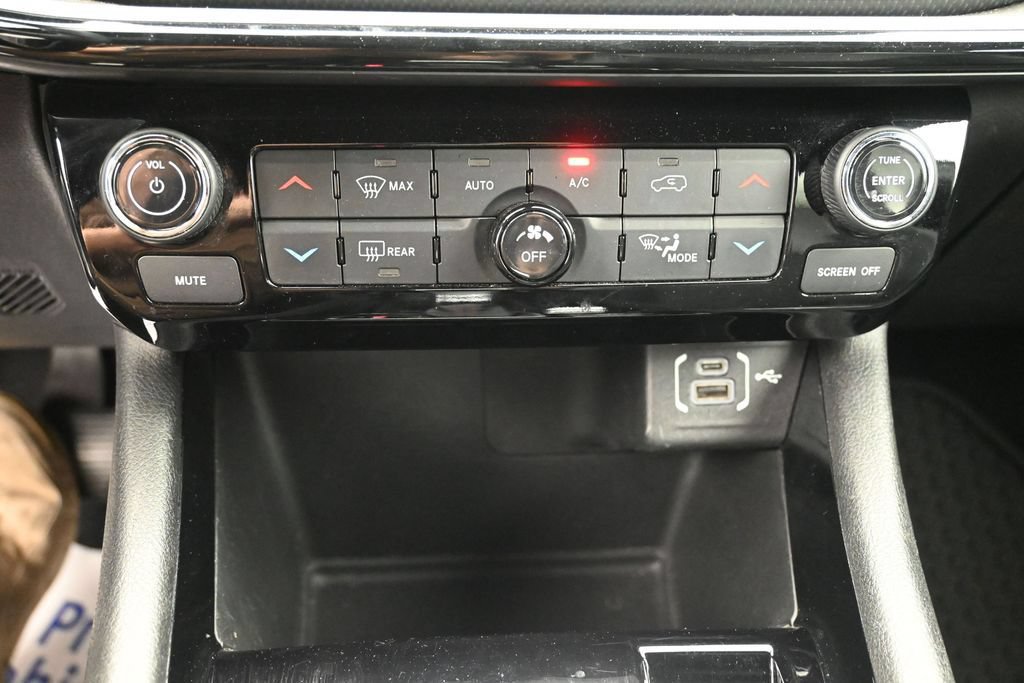 Used 2025 Jeep Compass Trailhawk AWD/4WD image 12