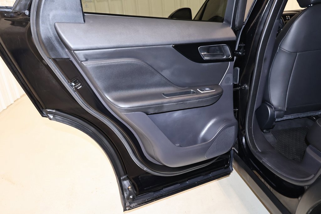 Used 2018 Jaguar F-PACE Premium image 18