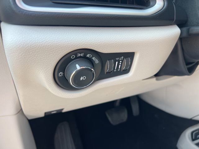 Used 2017 Chrysler Pacifica Touring-L w/ Tire & Wheel Group FWD image 9