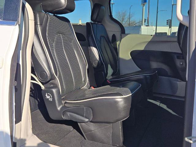 Used 2024 Chrysler Pacifica Limited FWD image 9