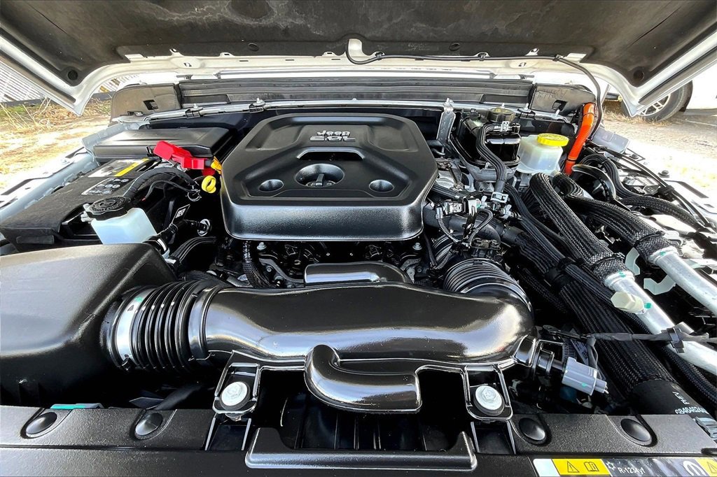 Used 2022 Jeep Wrangler Unlimited Sahara w/ Cold Weather Group image 12