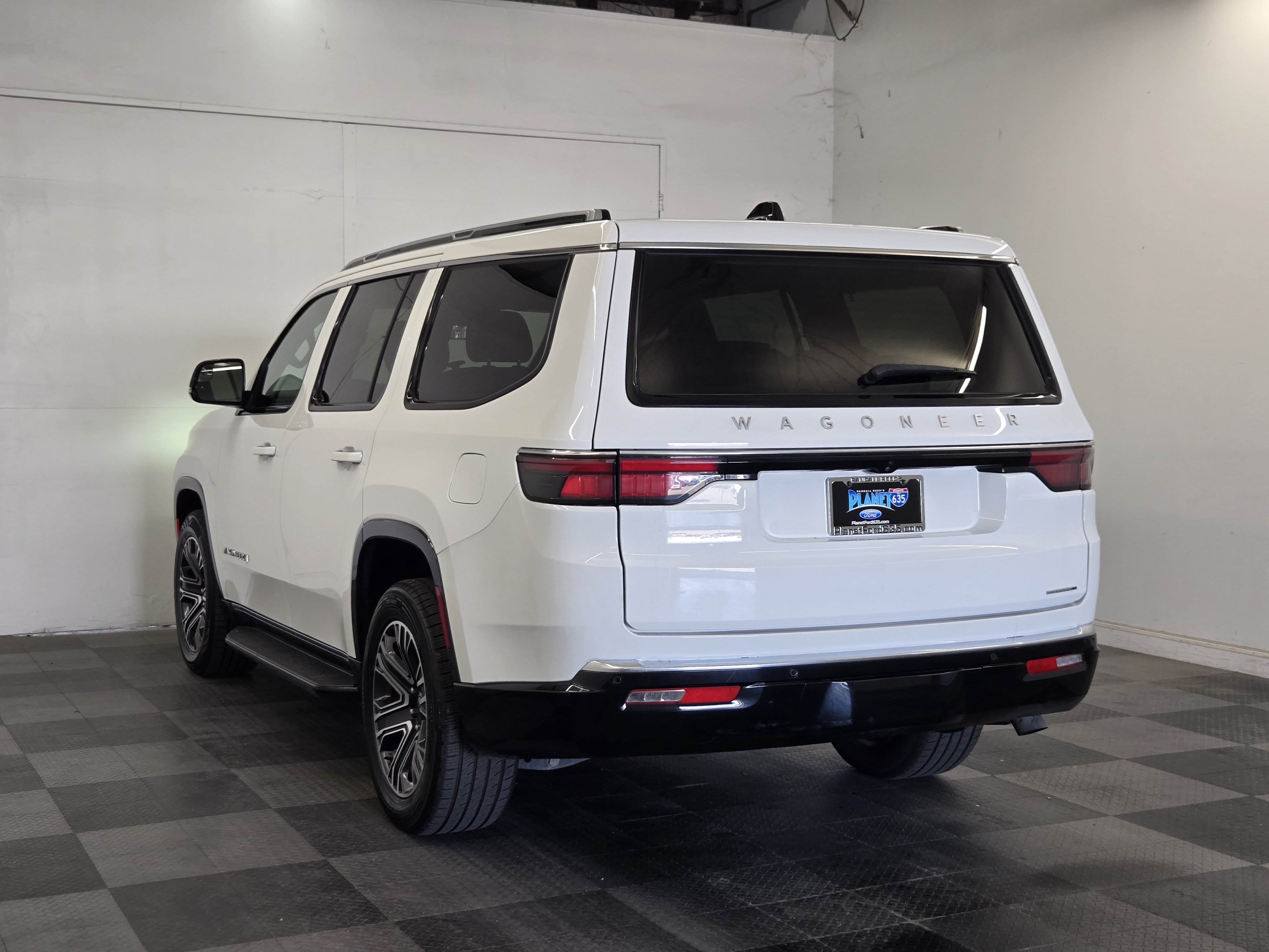 Used 2024 Jeep Wagoneer Series II w/ Flexible Seating Group RWD image 5