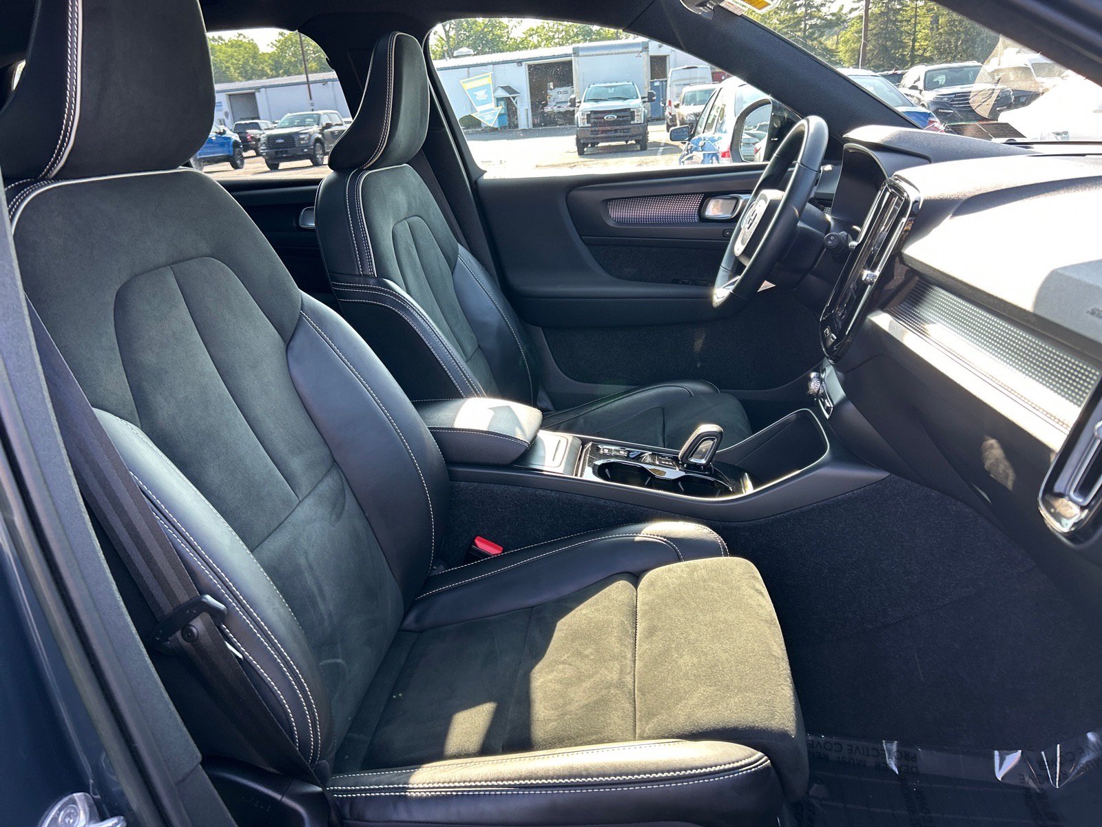 Used 2022 Volvo XC40 T5 R-Design w/ Climate Package AWD/4WD image 19