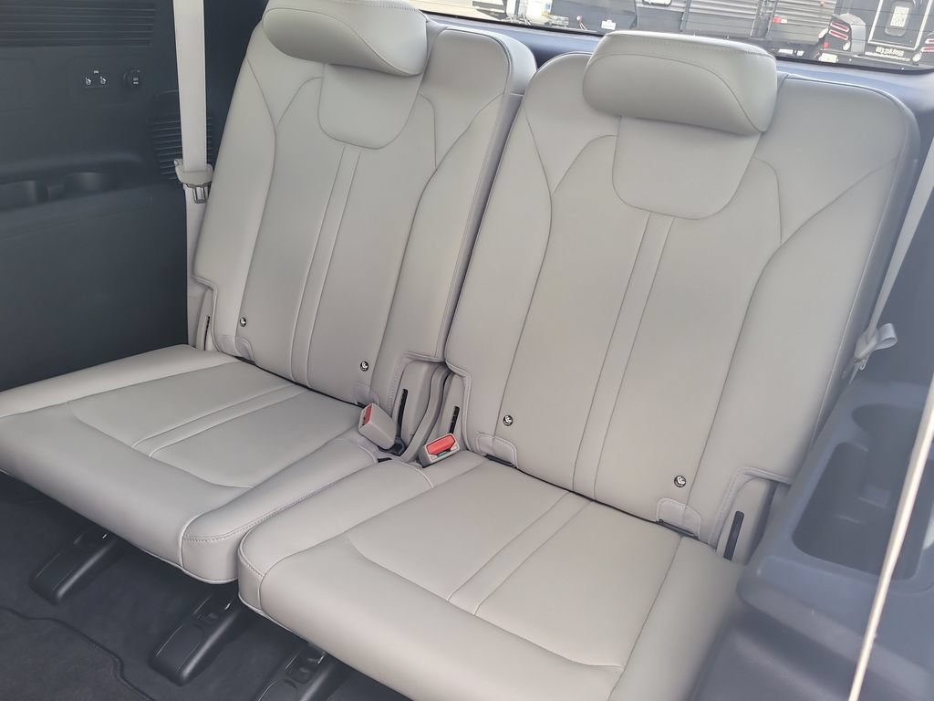 Used 2025 Kia Sorento S FWD image 11
