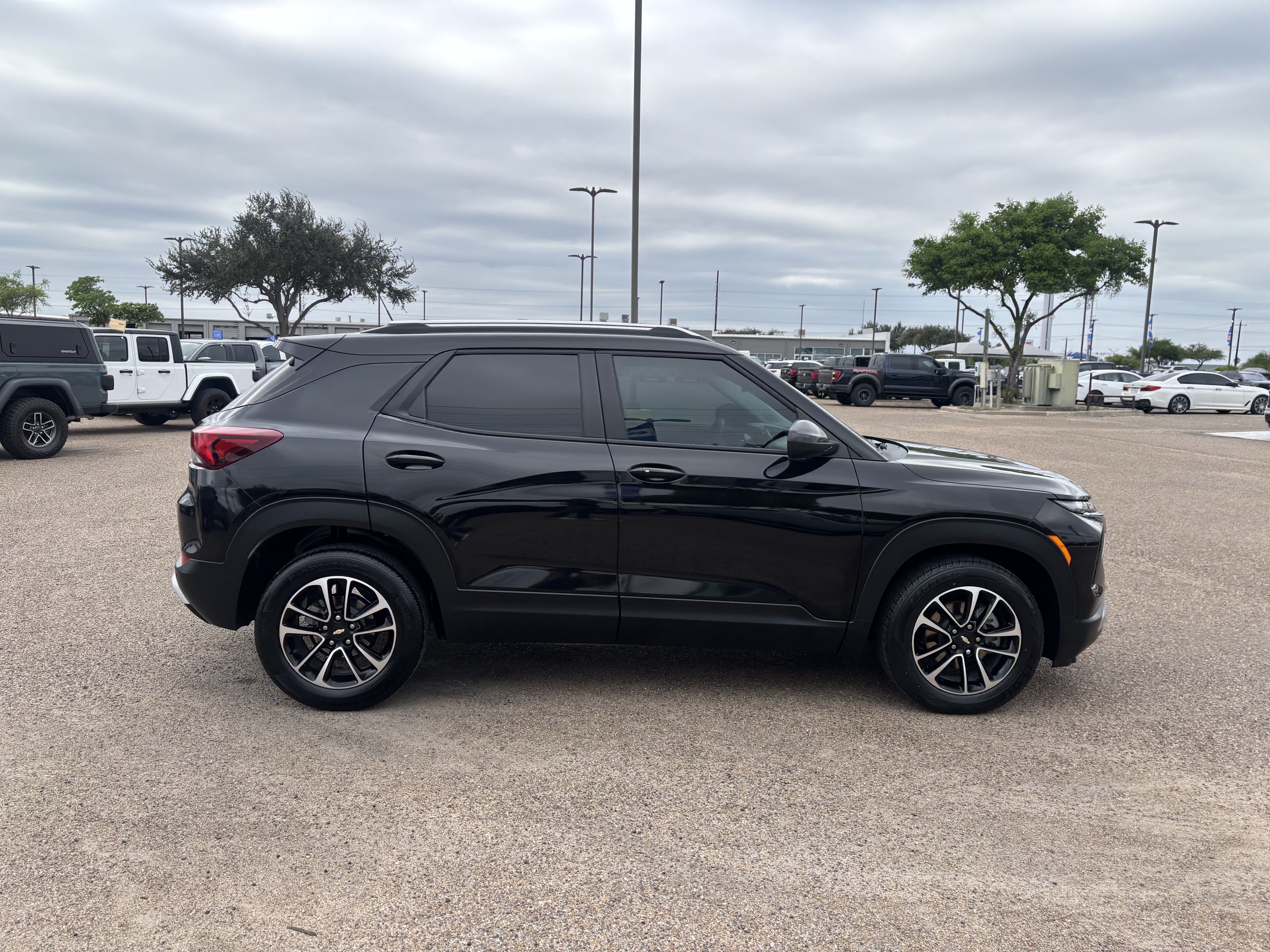 Used 2025 Chevrolet TrailBlazer LT w/ Convenience Package FWD image 4