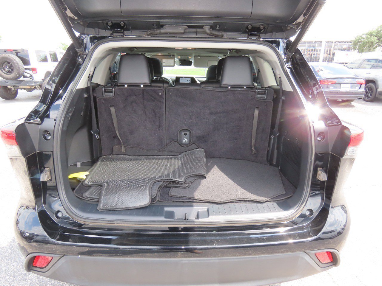 Used 2023 Toyota Highlander XLE FWD image 12