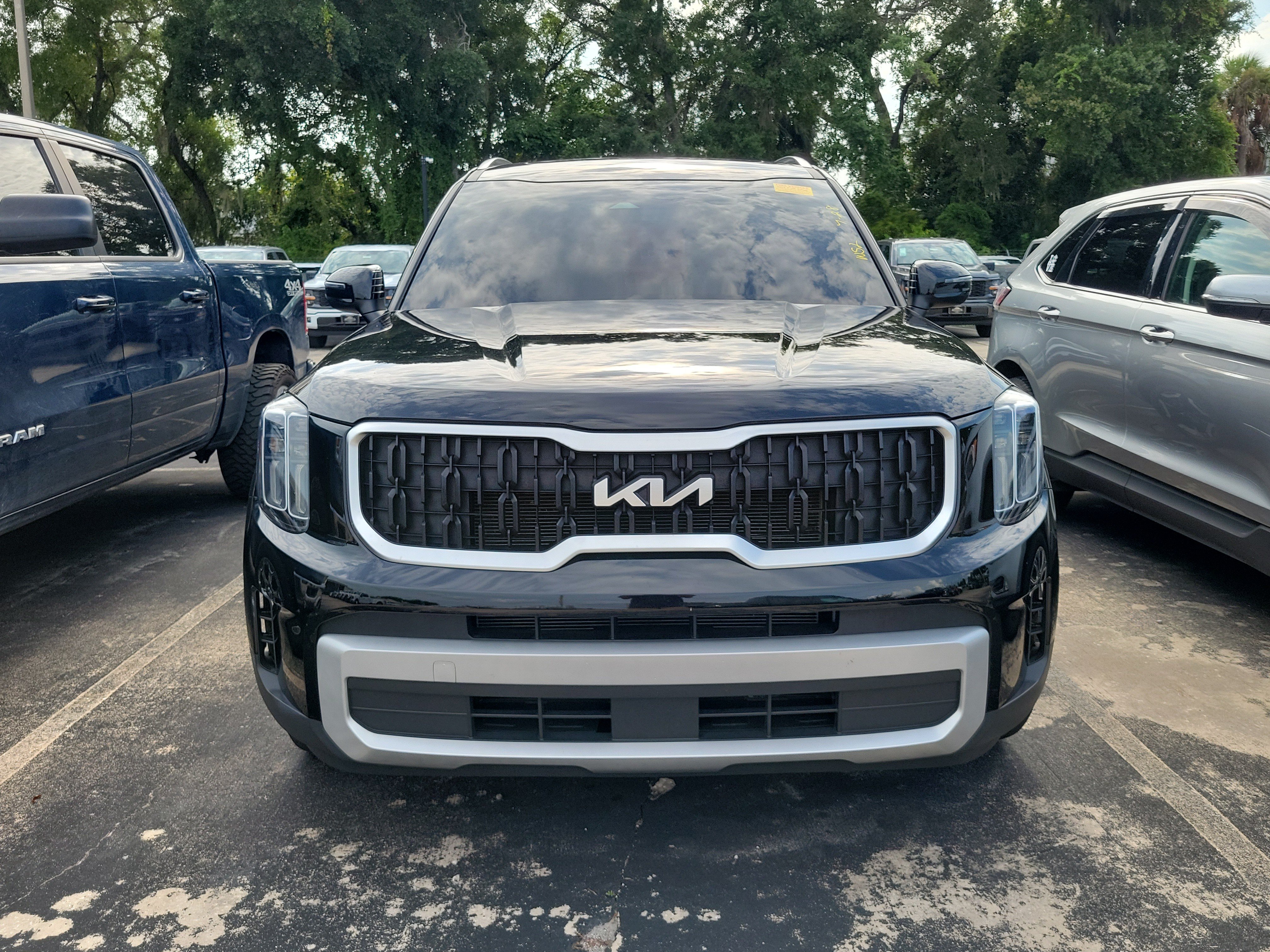 Used 2024 Kia Telluride EX w/ EX Captain's Chair Package FWD image 2