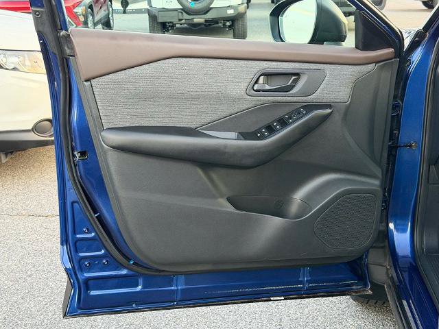 Used 2023 Nissan Rogue S AWD/4WD image 12