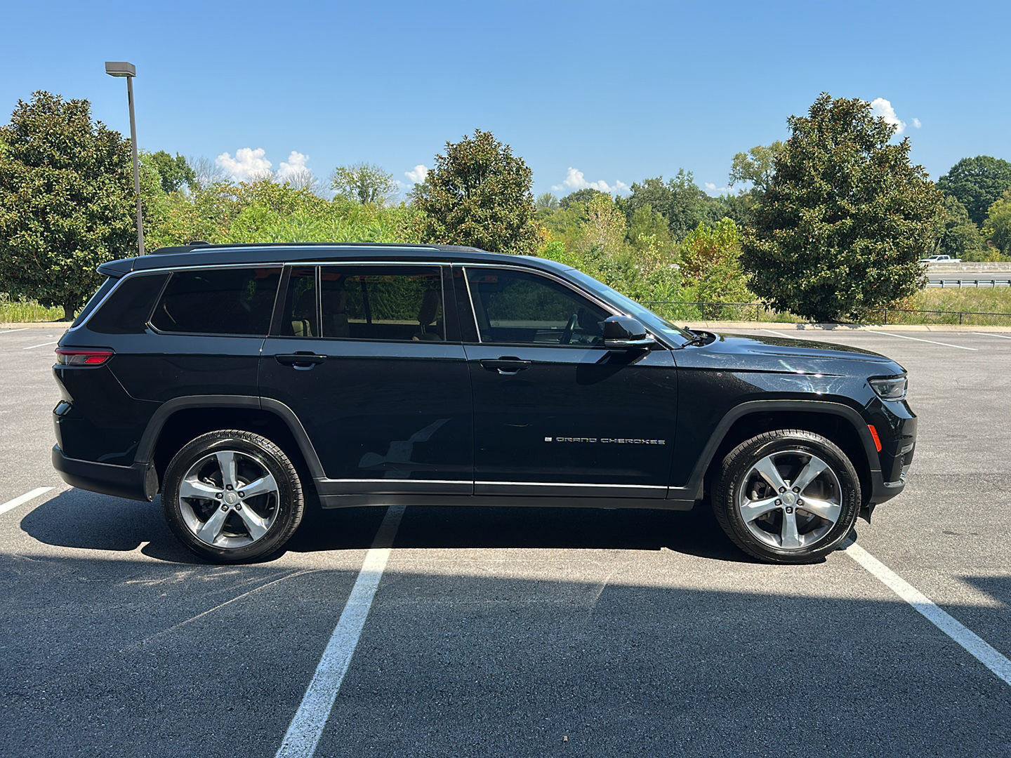 Used 2022 Jeep Grand Cherokee L Limited AWD/4WD image 6