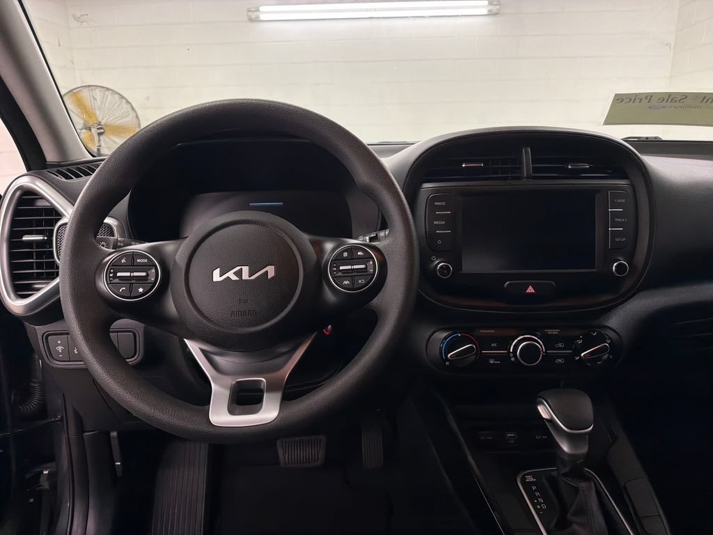 Used 2025 Kia Soul LX w/ LX Technology Package FWD image 8
