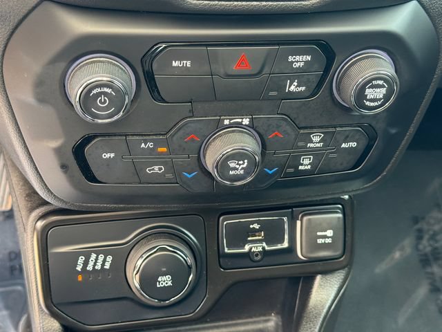 Used 2023 Jeep Renegade Latitude w/ Sun & Fun Group AWD/4WD image 30