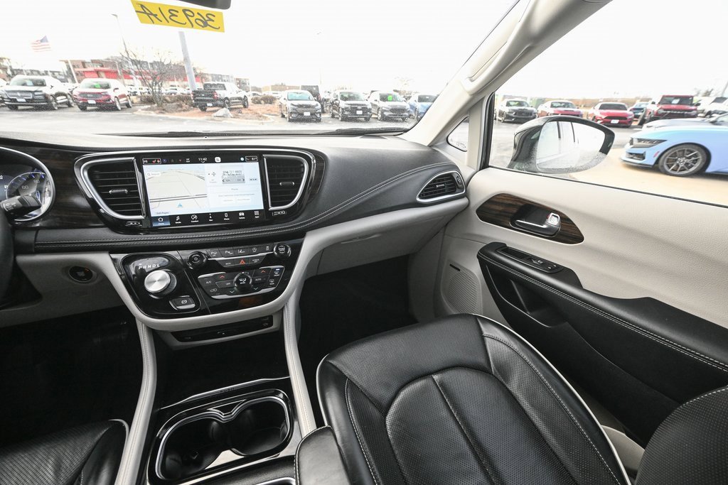 Used 2021 Chrysler Pacifica Limited w/ Uconnect Theater Family Group image 34