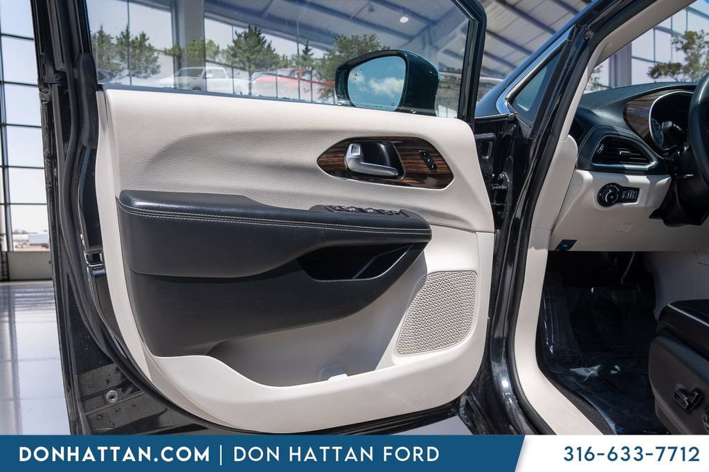 Used 2023 Chrysler Pacifica Limited FWD image 13