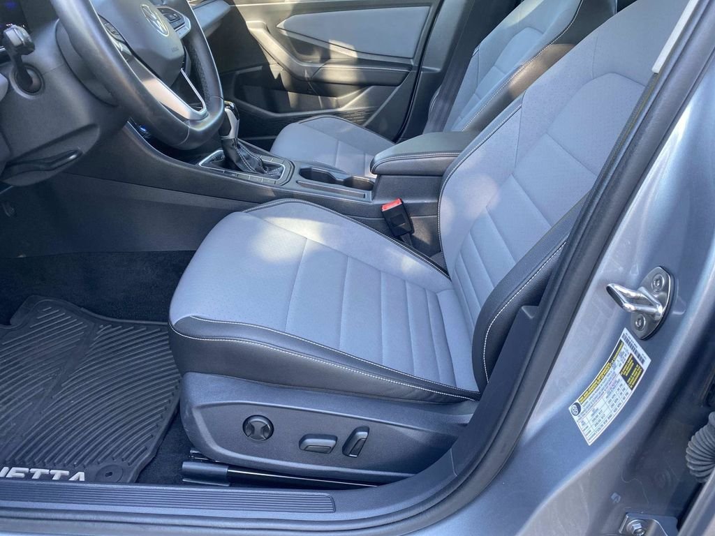 Used 2025 Volkswagen Jetta SE FWD image 18