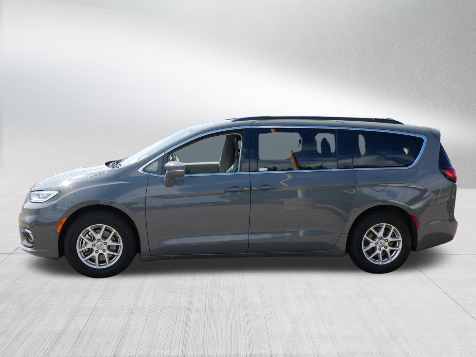 Used 2022 Chrysler Pacifica Touring-L FWD image 4