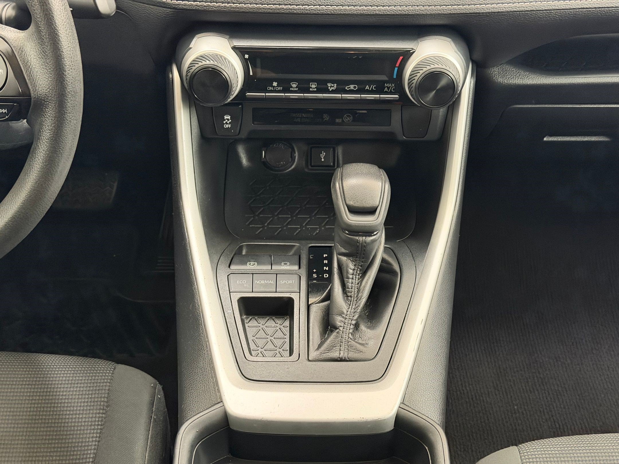 Used 2020 Toyota RAV4 LE FWD image 17