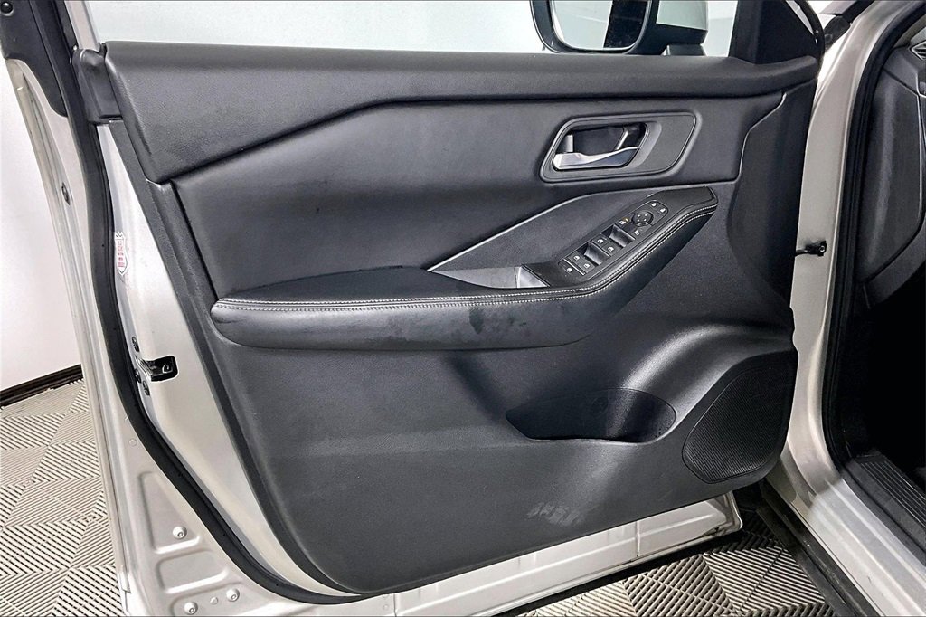 Used 2024 Nissan Rogue SV image 18