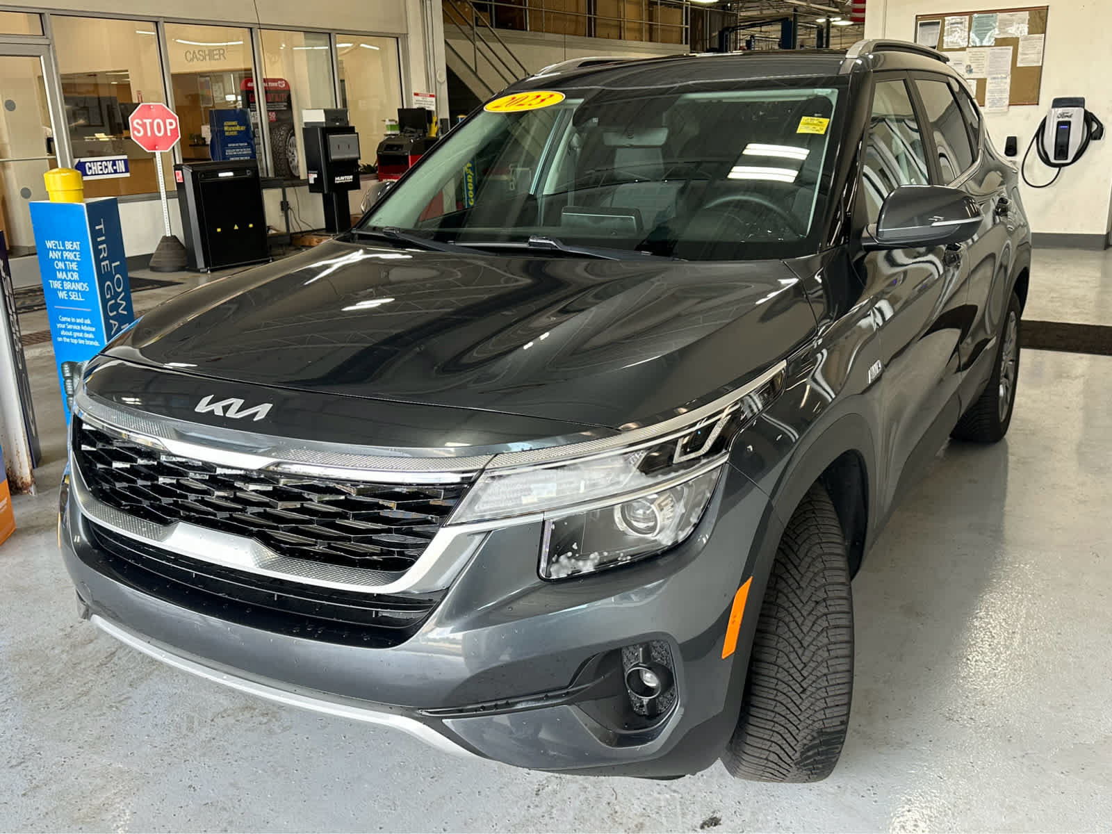 Used 2023 Kia Seltos S w/ Navigation Package AWD/4WD image 7