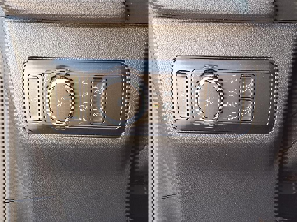 Certified 2023 Ford Escape Platinum w/ Class II Trailer Tow Package image 16