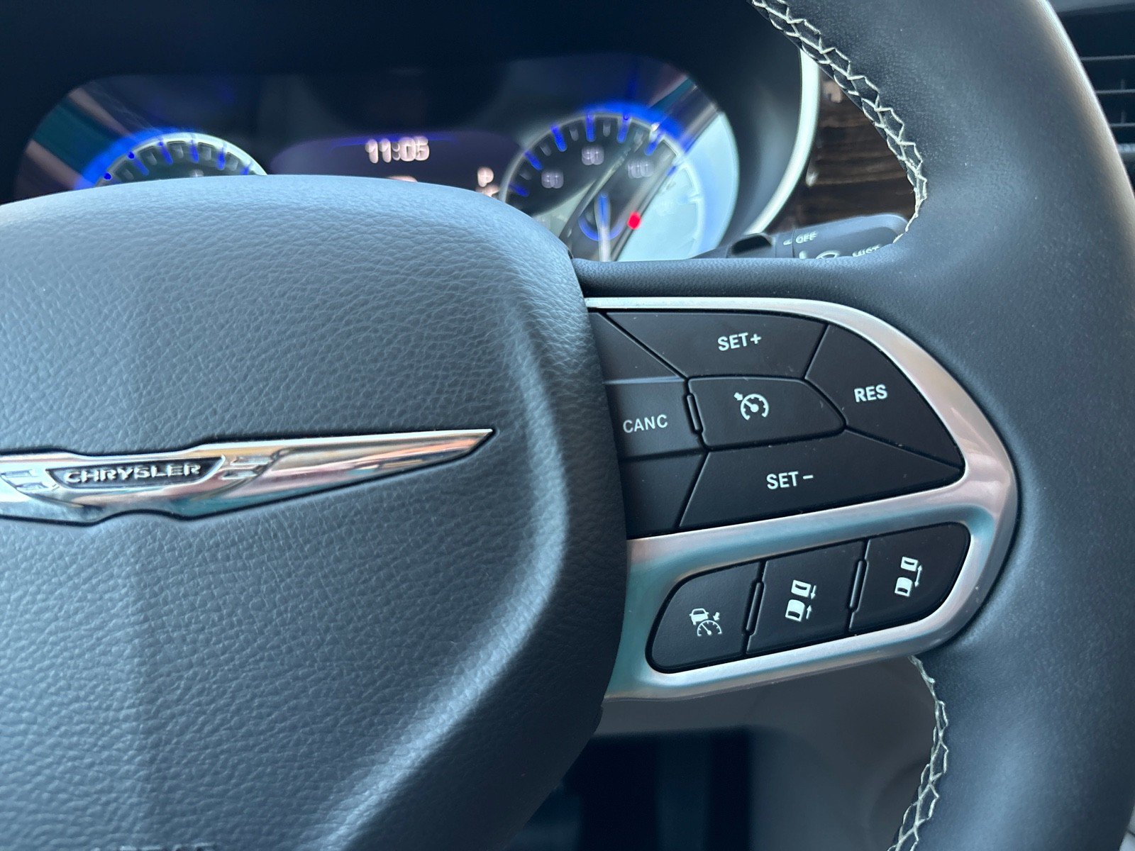 Used 2023 Chrysler Pacifica Limited AWD/4WD image 16