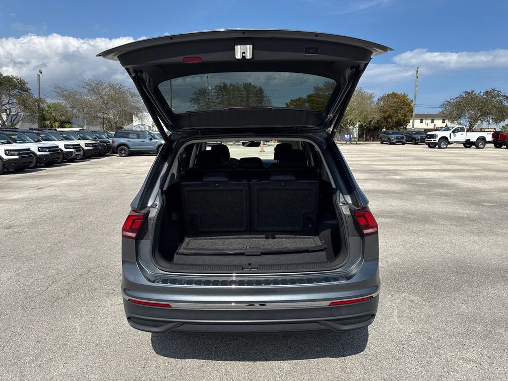 Used 2024 Volkswagen Tiguan SE w/ Panoramic Sunroof Package image 28