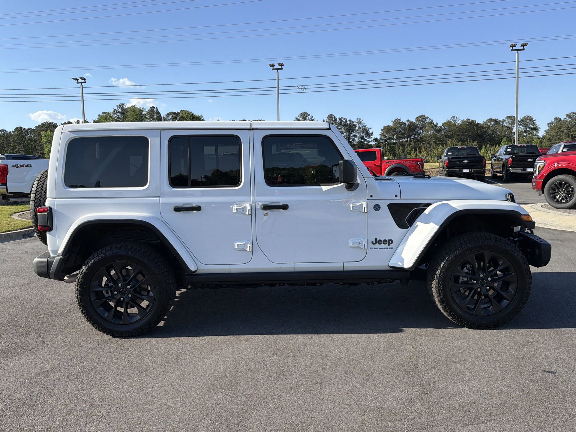 Used 2025 Jeep Wrangler Unlimited Sahara AWD/4WD image 2