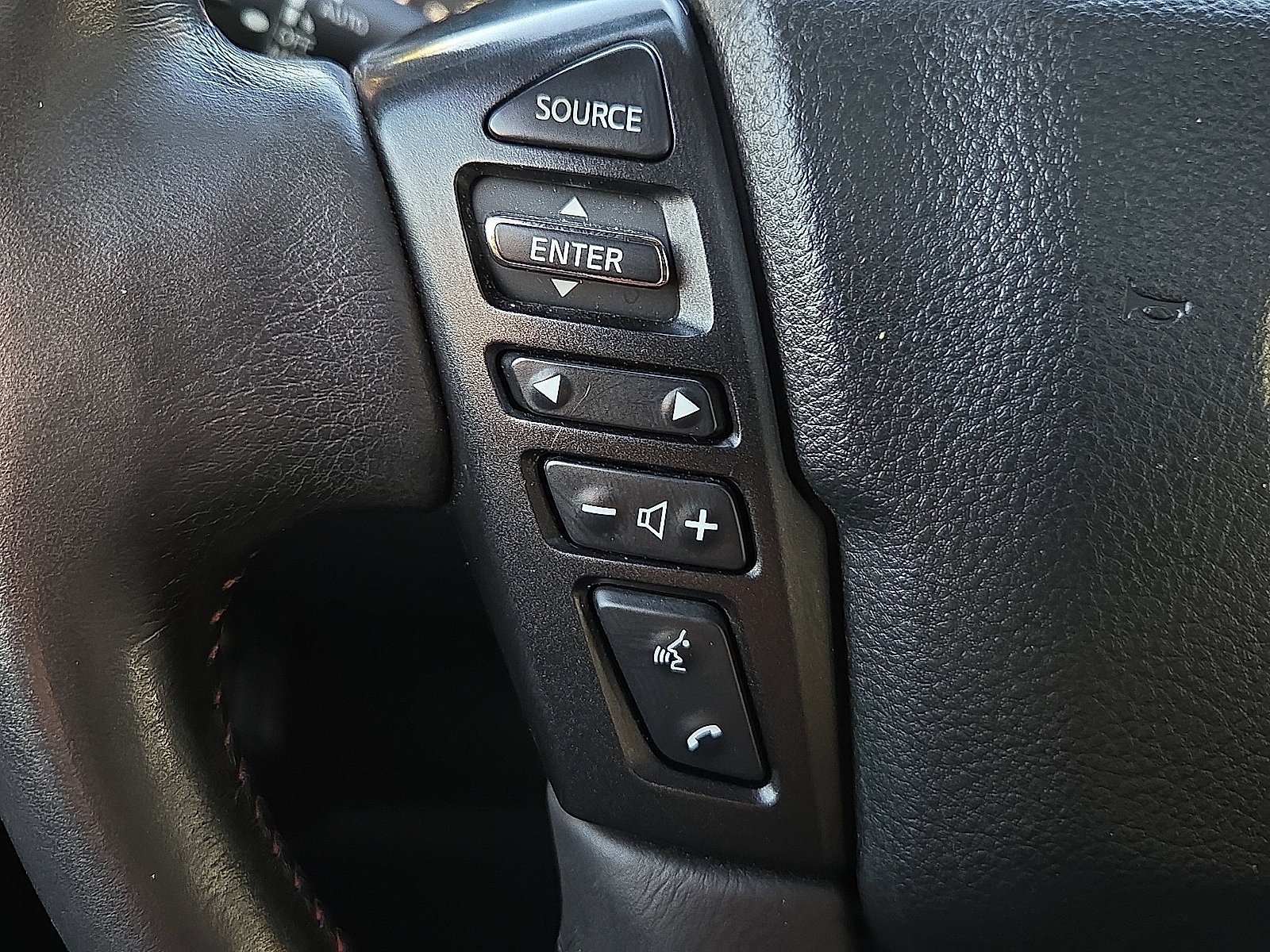 Used 2021 Nissan Titan PRO-4X w/ Pro-4x Convenience Package AWD/4WD image 18