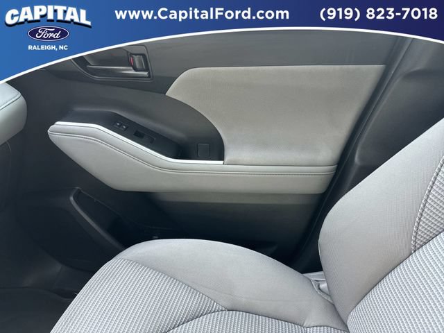 Used 2023 Toyota Highlander LE FWD image 28