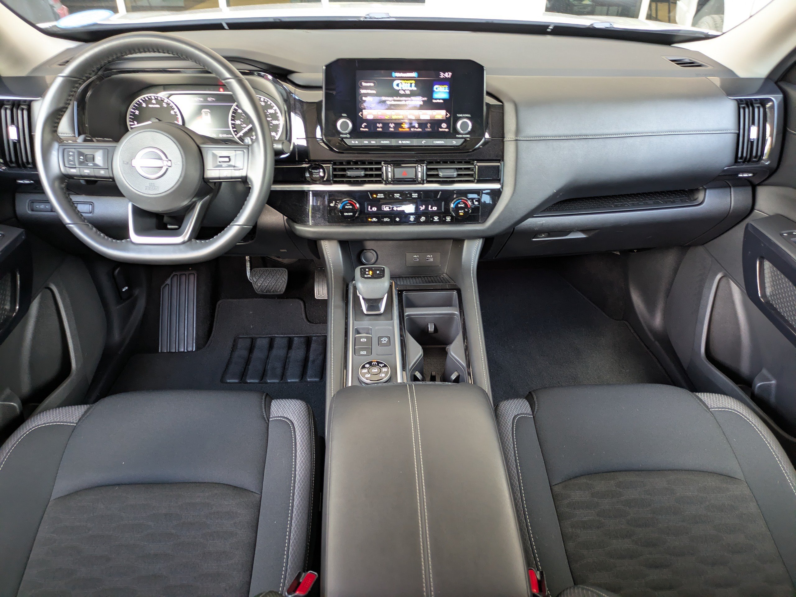 Used 2025 Nissan Pathfinder SV AWD/4WD image 17