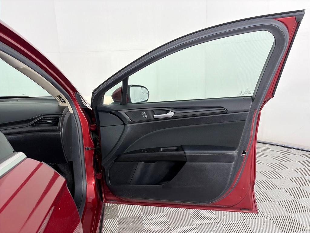 Certified 2018 Ford Fusion SE w/ Equipment Group 201A FWD image 30