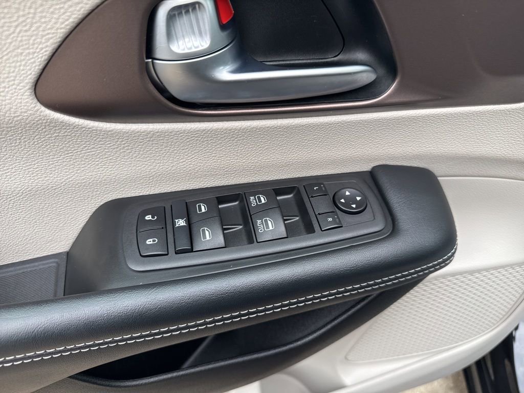 Used 2023 Chrysler Voyager LX image 16