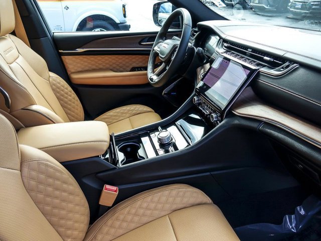 Used 2025 Jeep Grand Cherokee Summit w/ Luxury Tech Group V image 31