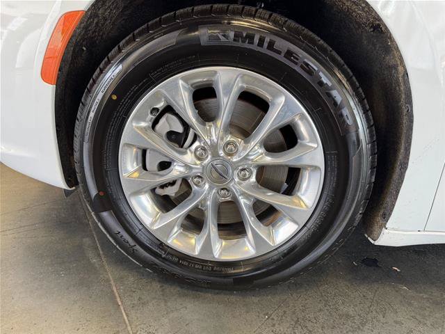 Used 2022 Chrysler Pacifica Touring-L AWD/4WD image 10