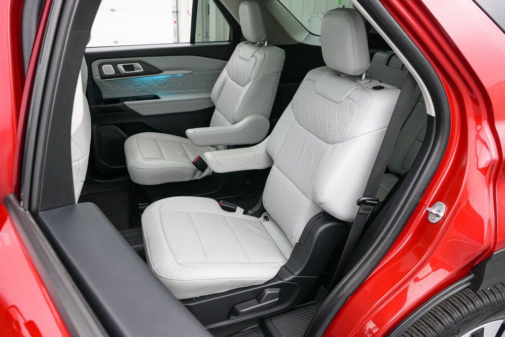 Certified 2025 Ford Explorer Platinum w/ LUX Leather Package image 19