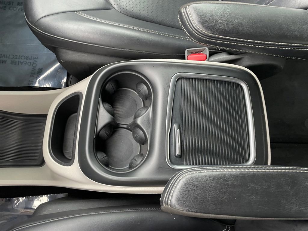 Used 2023 Chrysler Pacifica Touring-L FWD image 16