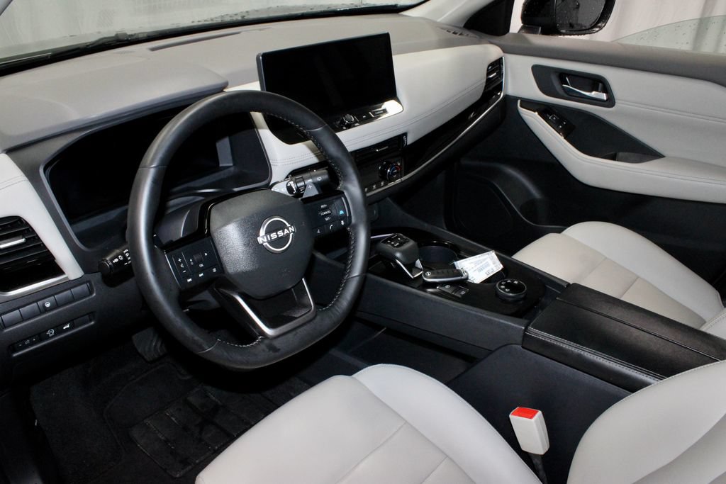 Used 2025 Nissan Rogue SL AWD/4WD image 25
