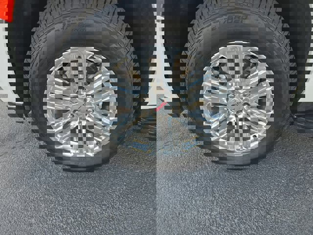 Used 2023 GMC Yukon XL SLT w/ SLT Luxury Package image 3