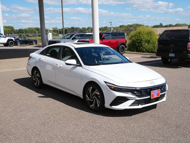 Used 2025 Hyundai Elantra SEL FWD image 3