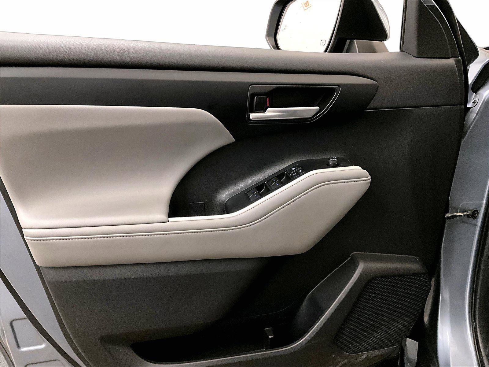 Used 2020 Toyota Highlander XLE AWD/4WD image 22