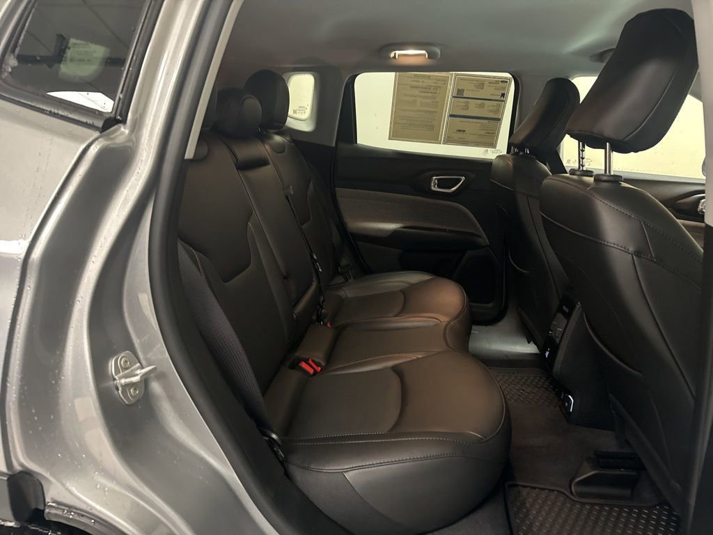 Used 2022 Jeep Compass Latitude image 32