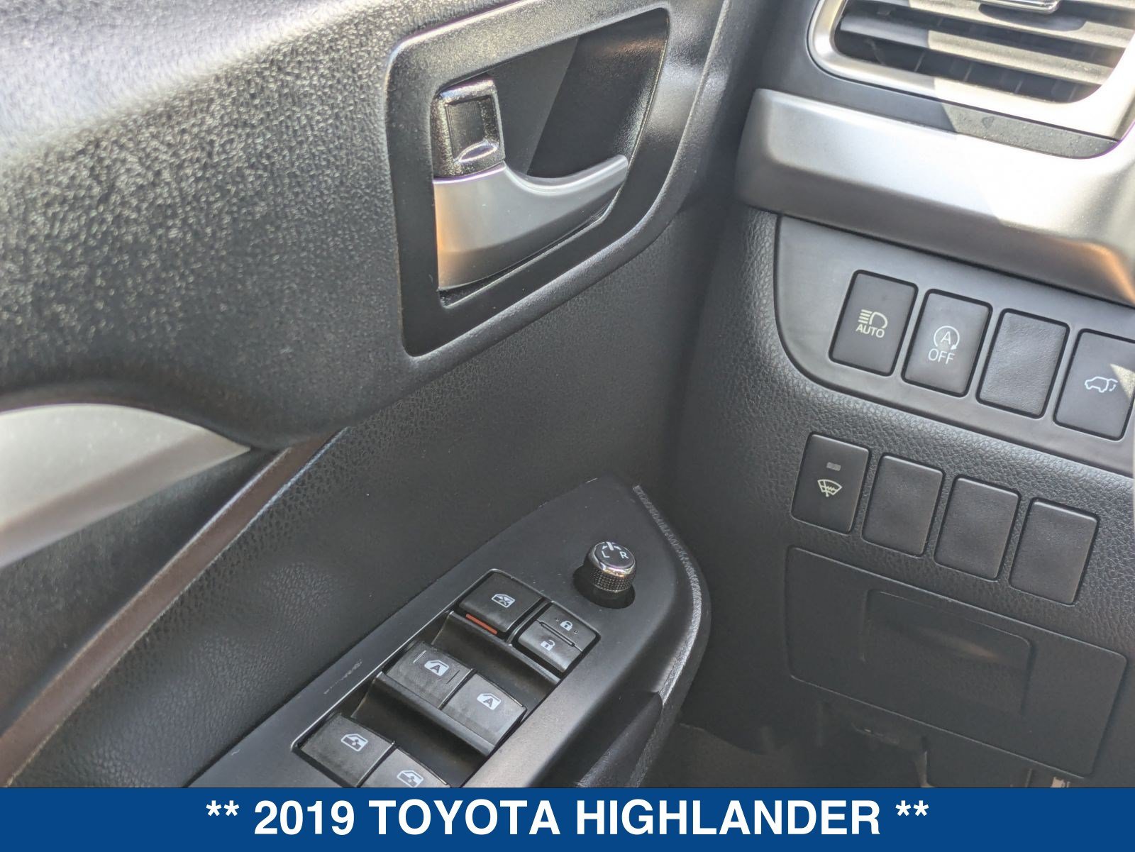 Used 2019 Toyota Highlander XLE FWD image 27
