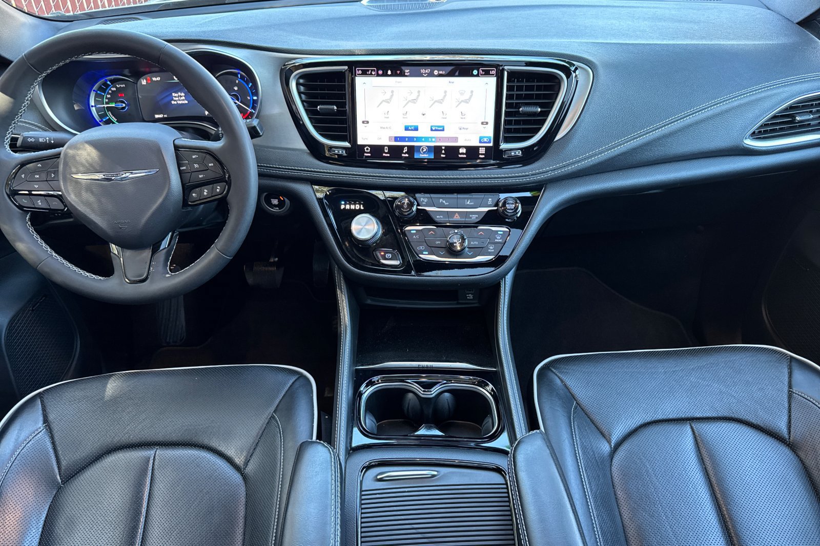 Used 2022 Chrysler Pacifica Limited w/ Uconnect Theater Family Group FWD image 5