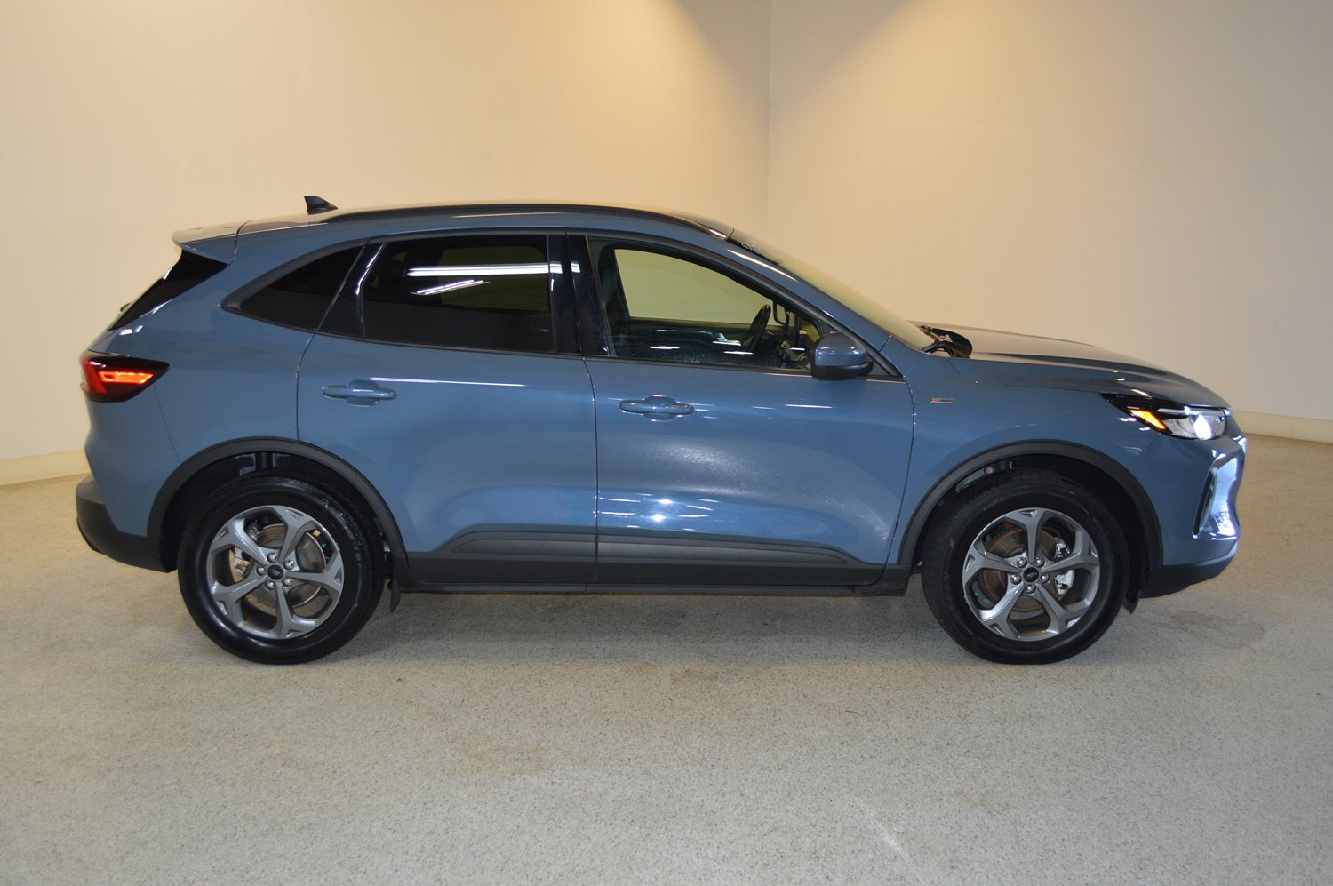 Certified 2025 Ford Escape ST-Line Select AWD/4WD image 2