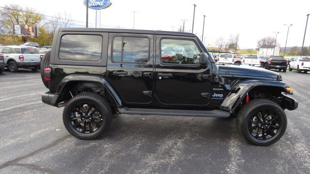 Used 2023 Jeep Wrangler Unlimited Sahara w/ Cold Weather Group image 9