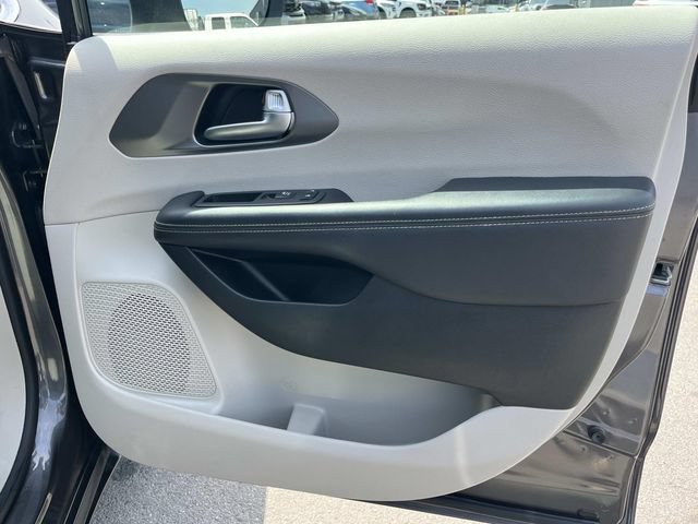 Used 2023 Chrysler Pacifica Touring-L FWD image 24