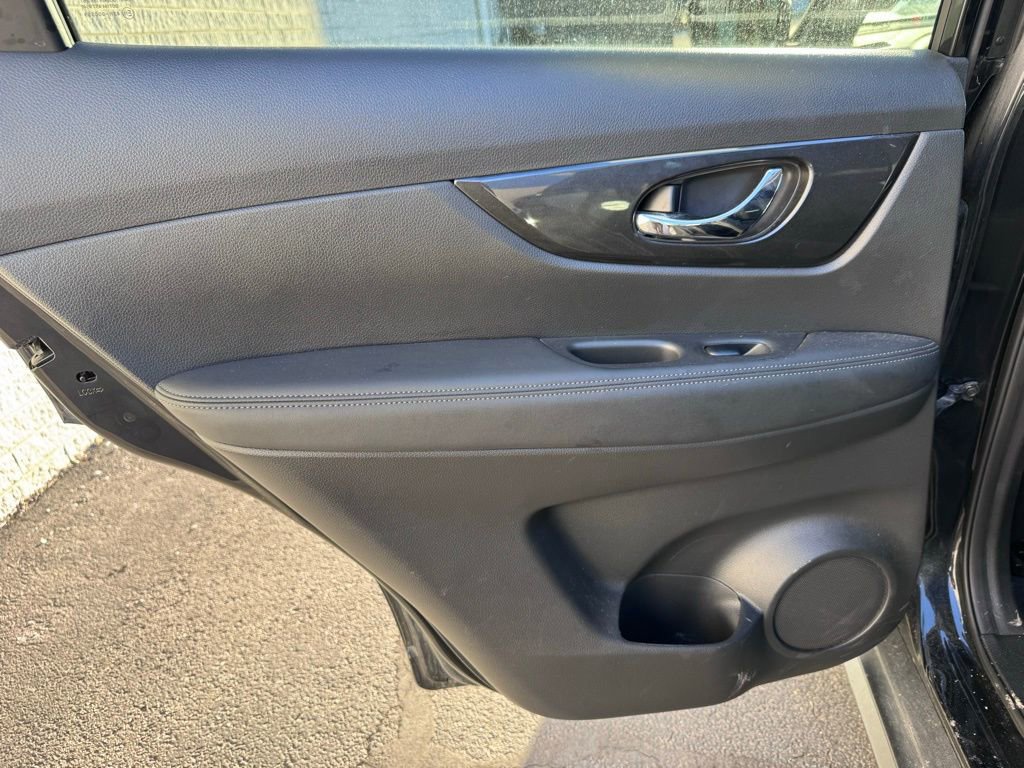 Used 2018 Nissan Rogue SV w/ Premium Package image 12