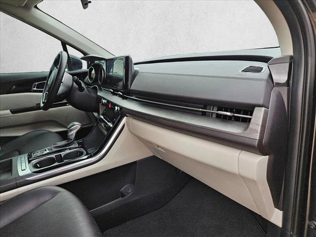 Used 2024 Kia Carnival EX FWD image 20